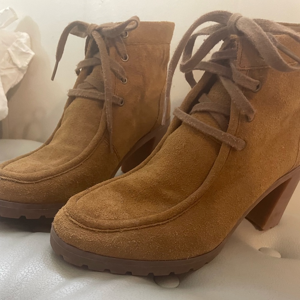 Timberland Allington suede chukka heeled bootie Size 9 Like new condition
